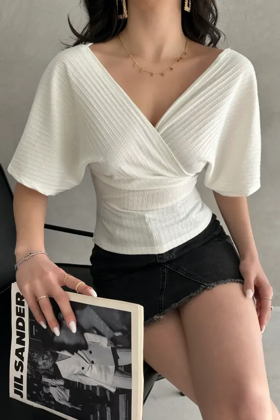 Beyaz V Yaka Çapraz Kadın Bluz | Şık ve Zarif Tasarım - 1