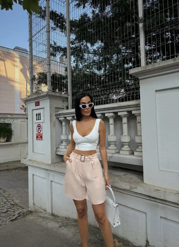 Kemer Detaylı Bej Şort – Modern ve Şık Yaz Kombinlerinin Vazgeçilmezi - 1