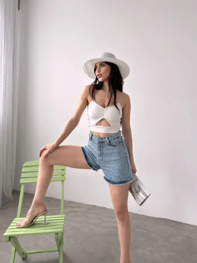 Kot Şort Etek – Rahat ve Trend Kadın Modeli - 1