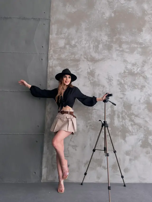 Kum Bej Şort Etek – Şık ve Rahat Kadın Modeli - 1