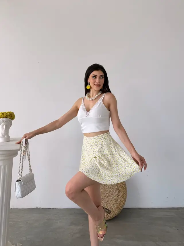 Sarı Çiçek Desenli Mini Etek – Yazın Enerjik Şıklığı - 1