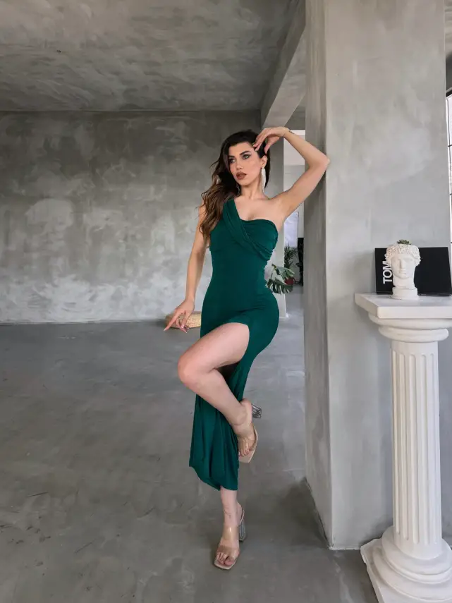 Yeşil Tek Omuz Yırtmaçlı Elbise – Zarif ve Şık Uzun Kadın Modeli - 1